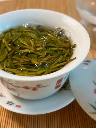 喜欢喝茶并不难，难得的是能自由自在地喝上一杯茶。这种自由不仅是意味着打破时间与空间的限制，更是一种心境，在茶境中追求适意。 #茶文案 #茶 #治愈系茶生活 #茶系慢生活自愈 #茶人茶事茶生活 #热门