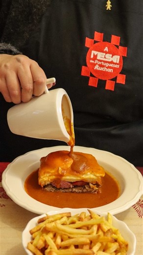 Vanessa Coutinho | Receitas on Instagram: "Se andaram a espreitar o perfil da @auchan_pt, já sabem que estive presente no apuramento de Aveiro do concurso A Mesa dos Portugueses by Auchan e não podia deixar de vos mostrar a minha adaptação de uma das receitas que vi: Olha a bela da Francesinha! 🥹 Acompanhem o concurso aqui comigo e/ou nas redes da @auchan_pt e vamos à receita: Francesinha 🍞🥪🧀 (3 uni) 6 Fatias de Pão de Forma sem Côdea 3 Bifes para Francesinha 3 Linguiças (ou 6 Mini) abertas