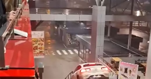 Mercedesom se spustio niz stepenice banjalučke Tržnice (VIDEO)