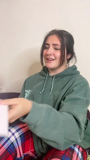 POV : opening a card with money in