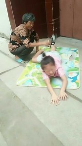 妈妈救我，我的屁股被奶奶打红了