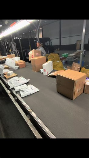 They think I’m a robot shit is fucked up the way they split 💪🏽🧪 #viral #fyp #warehouseworker #preloader #ups