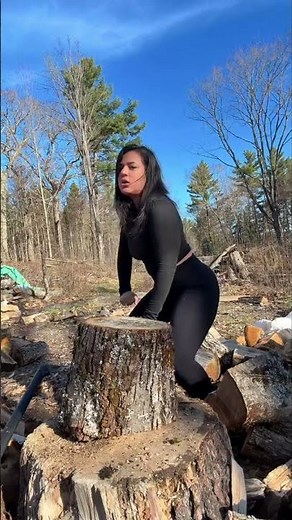 Splitting wood with my super splitting axe by Fiskars #outdoorwork #wood #offgrid #choppingwood