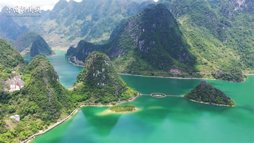 Barbados Ambassador to China Hallam Henry highly commended China’s achievements in green development and energy transition, noting that China has made a remarkable leap from fossil fuels to new energy. Henry made the remarks on global climate governance during an exclusive interview with China News Network, ahead of the 30th United Nations Climate Change Conference (#COP30), which will be held this November in Belém, the capital of Pará in Brazil’s Amazon region. @Cop30noBrasil | China News 中国新闻