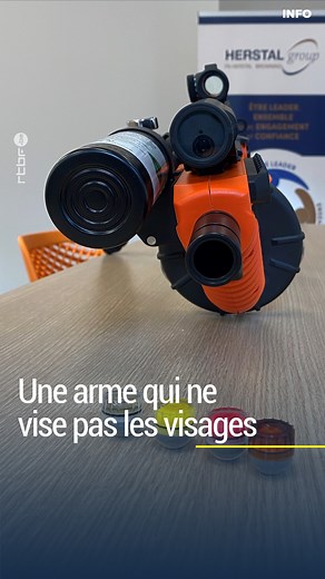 La FN Herstal vient d’équiper ses armes non létales d’un détecteur de visages. Grâce à une caméra et de l’intelligence artificielle, il est possible de bloquer immédiatement un tir orienté vers la tête d’une personne. | RTBF Info Liège