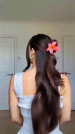𝗥𝗶𝘁𝘂 𝗔𝗴𝗮𝗿𝘄𝗮𝗹 (👸❤️ 𝗟𝗮𝗱𝗱𝘂𝘂𝘂🤴) on Instagram: "Try this hack for a better grip & cuter flower claw clip hairstyle . . . #ponytail #hairstyle #foryou #hairstylist #hairtrends #hair #hairtutorial #fyp"