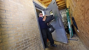 Pizzeria, police respond to suit over thwarted robbery