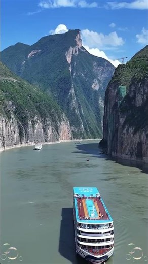 Qutang Gorge - the most spectacular section of the Yangtze River, at the top of the Three Gorges