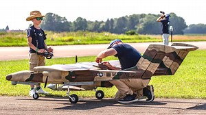The 9 year old Paul Stampa performs a great display with his Bronco OV10 during the HORIZON AIRMEET LIVE 2021 Special thanks to Vince Irie from DDG for the footage !!! https://dutchdronegods.com/ https://youtube.com/vinceirie Model specifications: Span: 105" / 2.76 m Length: 113" / 2.87 m Weight: 42 - 53 pounds / 19 - 24 kg depending on powerplant Servos: Spektrum A6380, A6320 build in (A6310 recommended) Powersystem: 2 x 12S Brushless Motor: Dymond GTX 6374 (same as Robbe 6374) Retract: stock, 