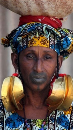 /ethno/catalogue | 𝘽𝙚𝙖𝙪𝙩𝙞𝙛𝙪𝙡 𝙁𝙪𝙡𝙖𝙣𝙞 𝙬𝙤𝙢𝙚𝙣 𝘸𝘪𝘵𝘩 𝘵𝘳𝘢𝘥𝘪𝘵𝘪𝘰𝘯𝘢𝘭 𝘨𝘰𝘭𝘥 𝘦𝘢𝘳𝘳𝘪𝘯𝘨 'kwottenai' 𝘸𝘪𝘵𝘩 𝘢 𝘨𝘰𝘭𝘥 𝘭𝘰𝘰𝘱 𝘸𝘳𝘢𝘱𝘱𝘦𝘥 𝘪𝘯 𝘳𝘦𝘥 𝘧𝘪𝘣𝘦𝘳. *** The Fulani (also called Fula,... | Instagram