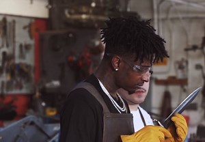 21 Savage Makes His Own Knife & Explains How ‘Issa’ Was Created