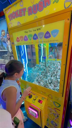Ticket Rush Arcade Game - They won Free tickets #arcades #clawmachine