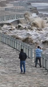 The Qiantang River tide is surging in winter. The "Great Wall of Sea Defense" has stood for hundreds of years. The fish scale stone embankment can resist the raging waves. #qiantangjiangtide #reelsinstagram #reels #wildlife | Pixvibess