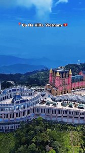 🇫🇷🏘️ Французская деревня на вершине горы Ba Na Hills во Вьетнаме, в Дананге 🇻🇳 Это настоящий европейский уголок с живописными улочками, уютными кафе и изящной архитектурой, который перенесёт вас в другой мир. Здесь можно прогуляться по мощёным тротуарам, попробовать французскую кухню и насладиться захватывающими видами на окружающие горы и зелёные долины. Хотя этот городок — современная постройка, его очарование и красота не оставят равнодушными даже самых искушённых путешественников. Это и