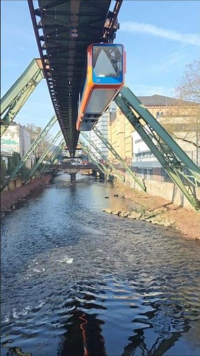 Wuppertaler Schwebebahn , eine Stadt ihre Züge in die Luft hängt.