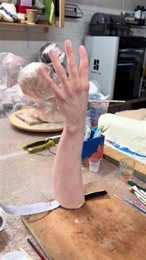 Finger break effect . fully practical, no CGI. Simple mechanism, controlled movement, and a soft build for a realistic snap and recoil. Always satisfying when it works on camera. . Silicone painting by @ulkerkarul #practicaleffects #sfxmakeup #specialeffects #filmmaking #behindthescenes