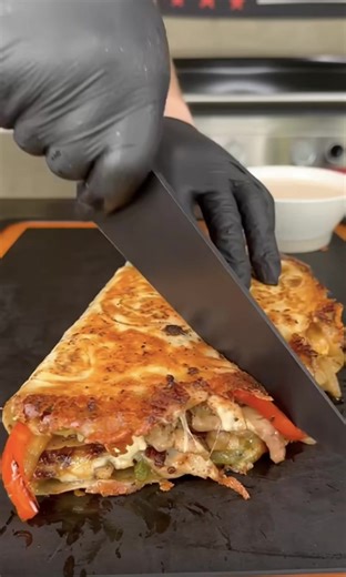 🌮 Chicken Fajita Quesadilla Cheesy • Spicy • Fast & Flavorful Dinner doesn’t get easier (or tastier) than this Chicken Fajita Quesadilla! 🔥 Juicy fajita chicken, colorful peppers, and loads of melted cheese tucked inside golden crispy tortillas — ready in just 30 minutes. 🥘 Ingredients For the Chicken Fajita Filling: 1 lb (450 g) boneless chicken breast, sliced thin 1 tbsp olive oil 1 red bell pepper, sliced 1 green bell pepper, sliced 1 small onion, slice 1 tsp chili powder ½ tsp cumin ½ tsp