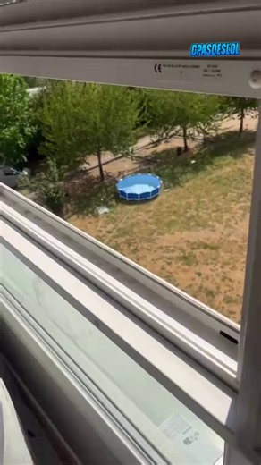 Mais comment un tel manque de bon sens et de bienveillance sont-ils possibles ? C’est le contraire qu’il faut faire . Que les agents publics aident les gens à créer des lieux de rafraîchissement et des petites pataugeoires comme celle - ci que les familles installent quand elles ont la chance d’avoir un jardin, et que les pompiers soient présents avec l’eau pour aider à les remplir, car c’est une prévention sanitaire. D’ailleurs pourquoi ne voit-on pas les pompiers partout pour arroser les toits