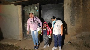 Desde hace 4 años, Nahomy, junto a su madre, han sido pasajeras ejemplares de nuestras Ambulancias Municipales, desde su casa de residencia, en el cantón El Ranchador, hacia el Hospital de Niños Benjamín Bloom, donde recibe su tratamiento de quimioterapia. Ellas, como muchos otros santanecos que acompañamos, nos inspiran a seguir trabajando todos los días con valentía y compromiso. ¡No las dejaremos solas! 🚑❤️ #GustavoAcevedo #SantaAnaCentro #ElSalvador | Gustavo Acevedo