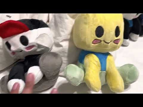 Unboxing Roblox plushies!