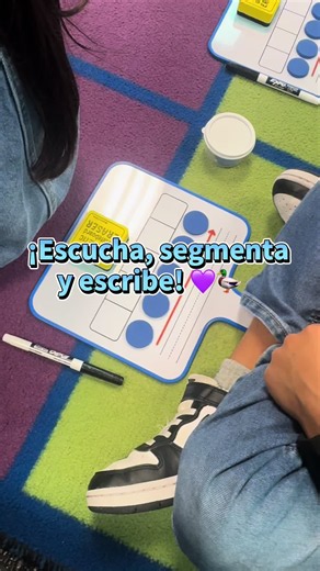 ✨ ¡Cada ficha representa una sílaba! Nuestros estudiantes están practicando segmentación silábica: escuchan una palabra, mueven una ficha por cada sílaba que escuchan y después escriben las sílabas para construir la palabra completa. Esta actividad fortalece la conciencia fonológica, ayudando a los estudiantes a escuchar, segmentar y representar cada parte de una palabra. Al conectar sonidos   sílabas   escritura, desarrollan habilidades esenciales para mejorar tanto la lectura como la ortografí
