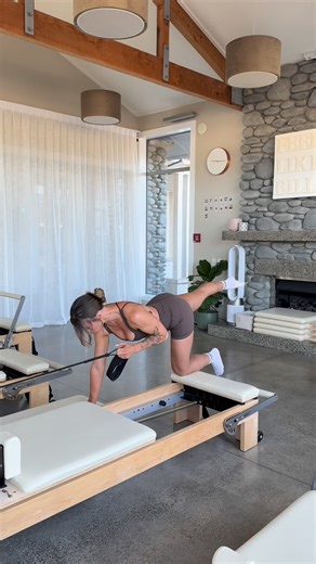 Lisa Lay on Instagram: "A Bird Dog rowing variation ✨ I love to start these with scapular retraction and protraction before I actually cue for the full range pull of the strap. Starting with the back leg toes in the floor provides the most stable base of support, a place where everyone can start. I add progressive layers cueing with language that encourages movement autonomy. **I did slightly lengthen my straps for this, so you may need to do the same depending on your machine set up. Wearing @c