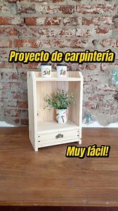 Proyecto de carpintería Fácil y rápido 😉 ¿Querés hacerte un mueblecito práctico, resistente y fácil de construir con herramientas que seguramente tenés en casa? Acá te dejo el paso a paso completo para que lo puedas replicar sin complicaciones. Arrancamos midiendo y trazando todas las piezas con la cinta métrica y la escuadra Crossmaster, que gracias a su respaldo nos permite hacer cortes a 90° o a 45° sin margen de error. Luego cortamos cada tabla con la caladora a batería de Dowen Pagio, que 
