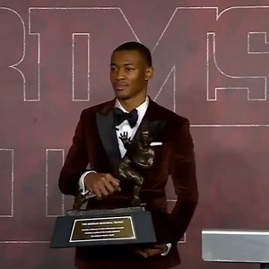 Last year, Alabama Football WR DeVonta Smith delivered this inspirational message after winning The Heisman Trophy 👏 "To all the young kids out there that's not the biggest, not the strongest: just keep pushing." | ESPN