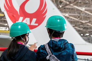 JAL、人気の無料工場見学「スカイミュージアム」を2年2か月振り再開。格納庫で眼前に迫る旅客機に歓声も！