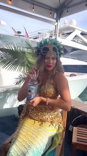 Such a fun time at the @miamiboatshow with @jupitermarine & @mermaidvodka 🍹 Come sea me! Check out my upcoming public appearances at the link in bio! 🔗themermaidelle.com/events Video by @nativproductions My @savingtheseasproject tail by @capecalibrand Top by @mermaidkariel Crown by @jeanninewilkerling #mermaid #miami #miamiboatshow #mermaidtail #meetandgreet #mermaidelle #boatshow #boats #mermaids #professionalmermaid | Mermaid Elle
