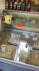 LE CROTTIN DE CHÈVRE, SPÉCIALITÉ DU HAUT BEAUJOLAIS ! Découverte de la maison du fromage dans le petit village de Cenves (Haut Beaujolais-Rhône-France), un village qui compte 380 habitants et 500 chèvres et dont la spécialité est le fromage de chèvres ! Visite de la maison du fromage en compagnie de Elodie Beaudet, responsable du magasin et Gérard Larochette, premier adjoint. Pour toute information : La Maison du Haut Beaujolais #crottindechevre #fromages #traditions | La Place du Village