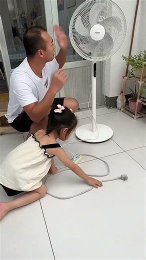 风扇不转了，到底是那个环节出现了问题#我家娃太搞笑了 #父女日常搞笑