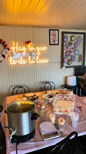 Entre café ☕️ y velitas aromáticas, vivimos un taller hermoso en 📍Osorno. Gracias a todas por la linda energía y a la @cafeteria.amalia.osorno por abrirnos este espacio tan acogedor ☕️💕 Feliz y agradecida, motivada a seguir compartiendo este camino de creatividad y aromas 🫶🏻 Nos vemos en un Próximo Taller ✨🕯️💛 #tallerdevelas #osorno #velasdesoja | Candles Encanto