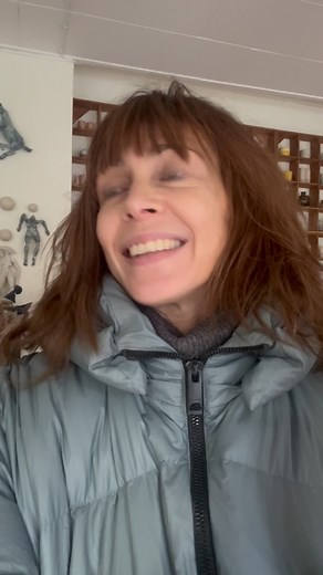 Godmorgen. Der er fernisering i dag. Og butikken er åben så alle er velkomne 11-17. Jeg lukker sharp 17. Nu pudser jeg vinduer. Hurra. | Laura Drasbæk