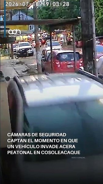 Miracle in Veracruz! Car jumps the curb and nearly hits an entire family