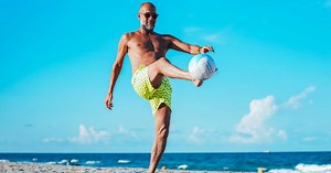 Guardiola participa de altinha na praia com o elenco do Manchester City