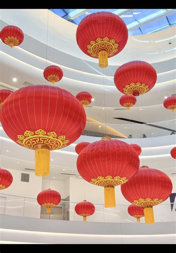 Experience the magic of Lunar New Year in the Atrium! 🏮✨ Stop by to see the lantern display, then join us in the Rotunda from 12:30–5:30 p.m. on Feb 21 22 to celebrate the Year of the Horse, presented by @NikoNikoBoba. Enjoy festive performances, activities and more! 🐎🎉