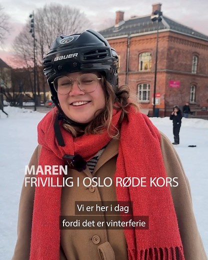 De frivillige i Oslo Røde Kors arrangerer gratis aktiviteter for familier hver dag i vinterferien ❤️ – Det er veldig viktig at alle familier har en plass hvor de føler at de kan lære nye ting og ha det hyggelig sammen, forteller Maren som er frivillig. | Røde Kors