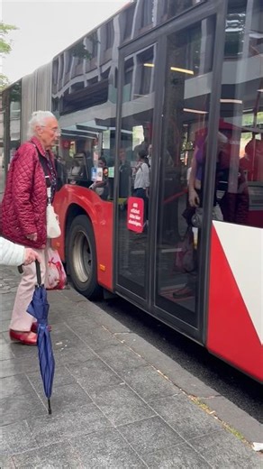 জার্মানী তে big bendy bus @Germany street bus