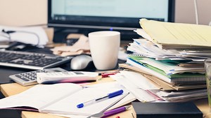 Life hacks: How to organize a messy desk in a few easy steps