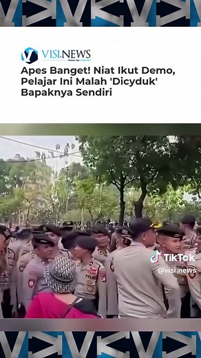 Niat seorang pelajar ikut dalam aksi demonstrasi justru berujung pada momen tak terduga. Di tengah kerumunan massa, ia malah bertemu dengan sosok yang tak disangka-sangka: bapaknya sendiri. Sang ayah diketahui sedang bertugas mengamankan jalannya aksi. Di saat rekan-rekannya fokus menjaga situasi tetap kondusif, ia justru mendapati anaknya berada di tengah massa aksi. Alih-alih membiarkan sang anak pergi, sang ayah langsung menjalankan tugasnya. Pelajar tersebut diamankan oleh bapaknya sendiri.
