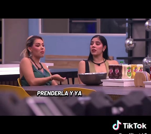 Karola la que se descontrola o que controla como es que es ?🤷🏻‍♀️😜😂😂😂😂que es lo que pasa 😝#lacasadelosfamososcol3 #LCDLFCOL3 #💜💜💜💜💜💜 #terceratemporada #🦊