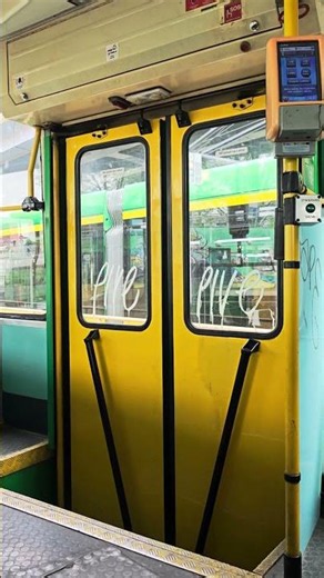 Poznań Trams - doors closing