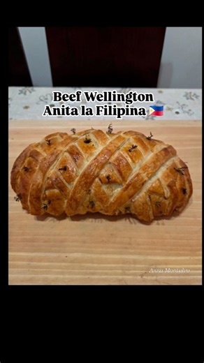 Anna Montalvo on Instagram: "Beef Wellington is a classic British dish featuring a beef tenderloin wrapped in layers savoury ingredients and encased in a golden, flaky puff pastry. Often considered a showstopping centerpiece for holidays and special occasions, it is renowned for its complex preparation and rich, contrastingtextures. El Beef Wellington es un clásico plato británico que consiste en un solomillo de ternera envuelto en capas de sabrosos ingredientes y recubierto de una masa de hojal