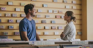 Grâce à cette romance de science-fiction irrésistible qui cartonne sur Prime Video, l'été n'est pas tout à fait fini