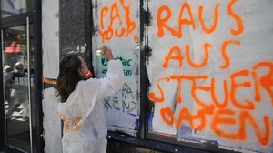 13K views · 200 reactions | #G20, wir kommen! Mit einer spontanen Aktion vor einer Bankfiliale haben wir auf die intransparenten Geschäfte und Steuertricks der Deutschen Bank aufmerksam gemacht: Aktivist_innen strichen die Glasfassade einer Filiale des Instituts beim Hamburger Hauptbahnhof weiß an und schrieben Forderungen wie "Transparenz", "Raus aus Steueroasen!" und "Pay Your Tax" auf die Scheiben. | Attac Deutschland | Facebook