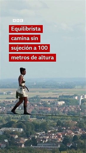 La equilibrista que camina sin sujeción a 100 metros de altura