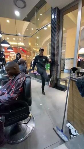 Umbamb'umdons'umpans'umphendulumphoseRoof(in) uMamaaas! 😂🔥 Track ID: Tipcee_Do It Again (Feat. Dj Tira, Beast, Vanger Boyz & Assiye Bongzin) #SAMA28 #nightlife #gqomdance #gqomtakeover #fyp #gqommusic #gqomwillneverdie #gqom #vangerboyz #gqomnation #gqomtotheworld #dancer #tipcee #assiyebongzin #afrotainment #djtira #beast #mlungu