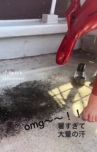 暑すぎて大量の汗が吹き出た！コスプレイヤーのラバースーツ姿に注目！