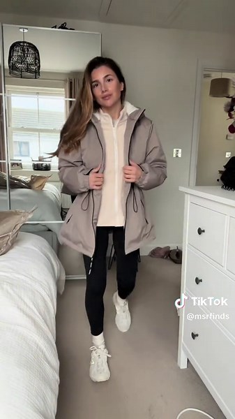 When I say this is waterproof I mean like not a single drop of water is getting past this coat. Most rain jackets get sooo weighed down by the rain after 10 mins especially heavy rain! This one literally is not letting any sit on her. The drops just slide right off. @PUFFIT.UK @PUFFIT.UK.SHOP @PUFFIT.affiliate #raincoat #waterproof #rainjacket #weatherproof #whattoweartoday